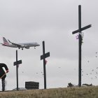 Roberto Márquez de Dallas, instala monumento improvisado para víctimas de la mortal colisión aérea cerca del Aeropuerto Nacional Reagan en Arlington, el 31 de enero de 2025.