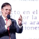 l secretario de Economía, Marcelo Ebrard, habla en la rueda de prensa de la presidenta de México Claudia Sheinbaum este viernes, en el Palacio Nacional en la Ciudad de México (México).