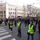Los manifestantes observan un silencio de quince minutos para honrar a las víctimas del accidente en la estación de tren de Novi Sad, frente a la Facultad de Derecho en Belgrado, Serbia, 29 de enero de 2025.