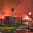 El momento del accidente aéreo en Filadelfia, donde un avión pequeño se estrelló en una zona residencial, causando una explosión y varias víctimas.