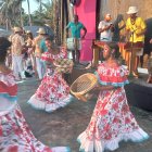 Actividades. A más de danza, Flor de Mangle enseña teatro, música.