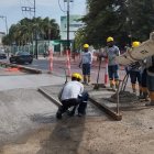 Una grupo de trabajadores del Municipio realizan los trabajos