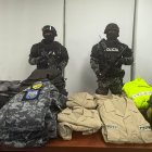 La Policía retuvo los uniformes encontrados tras la detención.