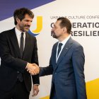 UZHGOROD (UCRANIA), 01/02/2025.- El ministro español de Cultura, Ernest Urtasun (i), saluda a su homólogo ucraniano, Mykola Tochytskyi (d), este sábado en la "Conferencia Cultural de Ucrania: Cooperación para la Resiliencia", dedicada a abordar la reconstrucción del país y organizada en la ciudad de Úzhgorod EFE/Ministerio de Cultura SOLO USO EDITORIAL/SOLO DISPONIBLE PARA ILUSTRAR LA NOTICIA QUE ACOMPAÑA (CRÉDITO OBLIGATORIO)