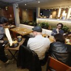 Expectativa. El momento de colocar el queso fundido sobre las hamburguesas es el más esperado por los comensales.