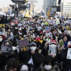Los manifestantes gritan "Derriben a Yoon Suk Yeol" durante una manifestación exigiendo la renuncia del presidente surcoreano, Yoon, en Seúl, Corea del Sur, el 1 de febrero de 2025.