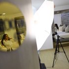 La modelo de Gold Line Studios, Alison Quintero, se arregla el cabello en una habitación de las instalaciones de Gold Line Studios en Bogotá el 19 de diciembre de 2024.