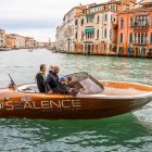 Cada día, miles de lanchas y barcos que echan humo y hacen ruido recorren Venecia. Por eso, como posible alternativa, la frágil y monumental Ciudad de los Canales prueba un nuevo sistema de propulsión "a chorro"