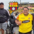 Aníbal Bravo llegó en moto, mientras que Kenny y su padre Fabián Guerrero, un barcelonista y el emelecista entraron al estadio para ver por primera vez la Noche Amarilla, llegaron desde Machala.
