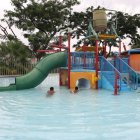 Inoperativo. El personal del Parque Multipropósito El Fortín llena de agua este espacio para que los menores se recreen, aunque este no funcione por la falta de mantenimiento.