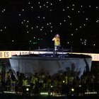 Carles Puyol salió desde el centro de una esfera ubicada en la mitad de la cancha del estadio monumental