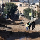 Jenin (-), 02/02/2025.- People walk on a street filled with rubble following an Israeli military operation in the West Bank city of Jenin, 02 February 2025. Over two dozen Palestinians have been killed, according to the Palestinian Ministry of Health, and one Israeli soldier killed, according to the Israeli army, since the start of the Israeli military operation in Jenin on 21 January 2025. (Yenín) EFE/EPA/ALAA BADARNEH
