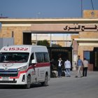 Vehículos con destino a la Franja de Gaza en el paso fronterizo de Rafah entre la Franja de Gaza y Egipto, el 1 de febrero de 2025