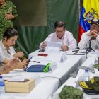 AME5725. EL TARRA (COLOMBIA), 31/01/2025.- Fotografía cedida por la oficina de prensa de la Presidencia de Colombia del mandatario colombiano Gustavo Petro (d) junto al ministro del Interior, Juan Fernando Cristo (c), durante un Consejo de Seguridad y Paz este viernes, en El Tarra (Colombia). La delegación del Gobierno de Colombia en los diálogos de paz con el Ejército de Liberación Nacional (ELN) pidió este viernes a esa guerrilla que cese la violencia en la región del Catatumbo, en la que libra desde el 16 de enero una sangrienta disputa con el Frente 33 de las disidencias de las FARC. EFE/ Presidencia de Colombia/ SOLO USO EDITORIAL/SOLO DISPONIBLE PARA ILUSTRAR LA NOTICIA QUE ACOMPAÑA (CRÉDITO OBLIGATORIO)