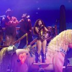 La cantante estadounidense Chappell Roan (C).