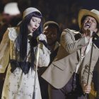 Los cantantes estadounidenses Lady Gaga (I) y Bruno Mars (D) actúan durante la 67ª ceremonia anual de los Premios Grammy en el Crypto.com Arena de Los Ángeles, California, EE.UU., el 02 de febrero de 2025.