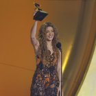 La cantante colombiana Shakira recibe el Grammy al Mejor Álbum Pop Latino durante la ceremonia de la 67 edición de los Premios Grammy.