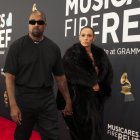 Kanye West (I) y Bianca Censori en la alfombra roja de la 67ª edición de los Premios Grammy en el Crypto.com Arena de Los Ángeles, California.
