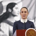 La presidenta de México, Claudia Sheinbaum, participa este lunes durante una rueda de prensa en Palacio Nacional en la Ciudad de México (México). Sheinbaum afirmó que su homólogo de Estados Unidos, Donald Trump, pausó "por un mes" la entrada en vigor de los aranceles del 25 % a México tras una llamada telefónica en la que ella prometió desplegar 10.000 elementos de la Guardia Nacional en la frontera común.