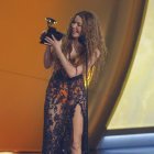 La cantante colombiana Shakira recibe el Grammy al Mejor Álbum Pop Latino durante la 67ª ceremonia anual de los Premios Grammy en el Crypto.com Arena en Los Ángeles, California, EE.UU., el 02 de febrero de 2025.