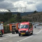 El tanquero quedó sobre un talud, mientras que la buseta escolar y otros autos yacían sobre la Ruta Viva, luego del accidente de tránsito.