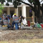 Servidores policiales acudieron a los exteriores de las oficinas de la ATD para recabar indicios respecto al asesinato del agente Kelvin Jarama.