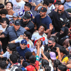 Fotografía cedida el pasado 28 de enero por la Agencia Andina de Perú en la que se registró al youtuber estadounidense "Speed" (c), al caminar em medio de decenas de seguidores, en Lima (Perú).