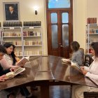Biblioteca. Libros de autores nacionales e internacionales son parte de esta reserva militar.