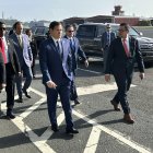 El secretario de Estado de Estados Unidos, Marco Rubio (c), camina por la pista del Aeropuerto Internacional Marcos A. Gelabertuna este 3 de febrero de 2025.