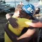 El orense se abrazó con su entrenador y rompió en llanto tras la extenuante prueba.