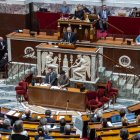 El primer ministro, Francois Bayrou, habla durante una sesión de la Asamblea Nacional para votar sobre el presupuesto estatal y el presupuesto de la Seguridad Social en París.