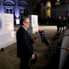El primer ministro británico, Keir Starmer, habla con los medios cuando llega para asistir a una cena con motivo del retiro informal de los líderes de la UE en el Palacio de Egmont en Bruselas, el 3 de febrero de 2025.