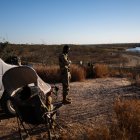 Un soldado del ejército estadounidense monitorea la frontera entre Estados Unidos y México en Seco Mines, Texas, el 24 de enero de 2025.