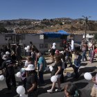 Personas participan en la conmemoración del aniversario del megaincendio este domingo, en Viña del Mar (Chile).