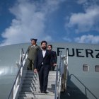 El presidente de Chile, Gabriel Boric (c) a su llegada a Montevideo, Uruguay donde ha llegado para reunirse con su homólogo uruguayo, Luis Lacalle Pou, y visitar al expresidente José “Pepe” Mujica.