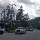 Velocidad. Los habitantes de la zona se arriesgan a diario al tomar la vía.