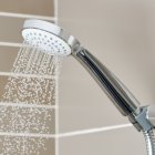 Esta es la manera correcta de ducharse, según dermatólogo