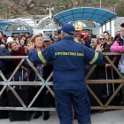 Residentes y visitantes esperan en el puerto de Athinios para abandonar la isla debido al aumento de la actividad sísmica, en Santorini, Grecia, el 4 de febrero de 2025.