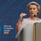 La presidenta de la Comisión Europea, Ursula von der Leyen, habla durante una conferencia de prensa con el primer ministro polaco, Donald Tusk, y el presidente del Consejo Europeo, Antonio Costa.