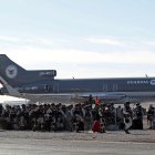Integrantes de la Guardia Nacional de México (GN) llegan a Ciudad Juárez este martes, en el estado de Chihuahua (México).