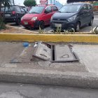 La tapa de una alcantarilla presenta desperfectos en el norte de Guayaquil.
