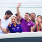 Yadira Bayas, candidata a asambleísta por ADN, es señalada por el CNE por regalar cocinas de inducción en campaña electoral.