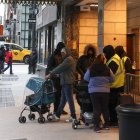Foto del 21 de enero de 2025 de personas entrando y saliendo de un refugio para migrantes en el antiguo Hotel Roosevelt en Nueva York, Nueva York, EE. UU.