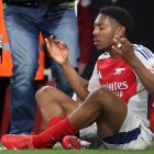 Lewis-Skelly, volante del Arsenal, imita la celebración de Erling Haaland, delantero el Manchester City, en la victoria 5-1 de su equipo sobre los citizens.