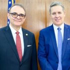 Christian Espinosa, embajador de Ecuador en Estados Unidos, y Thomas E. Lersten, funcionario de alto rango de la Oficina del Subsecretario de Crecimiento Económico, Energía y Medio Ambiente.