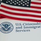 El Servicio de Ciudadanía e Inmigración de Estados Unidos ofrece excepciones para ciertos ciudadanos según su edad y tiempo de residencia.