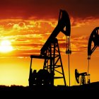 Precios del petróleo caen por encima de los 70 dólares ante incertidumbre en la demanda global.