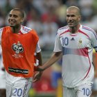 David Trezeguet (i) junto al legendario Zinedine Zidane, defendiendo la camiseta de la selección de Francia.