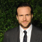 El actor consigue orden de alejamiento contra mujer que lo acosa