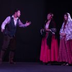 La obra de teatro-danza cuenta con un elenco de 18 artistas sobre el escenario.